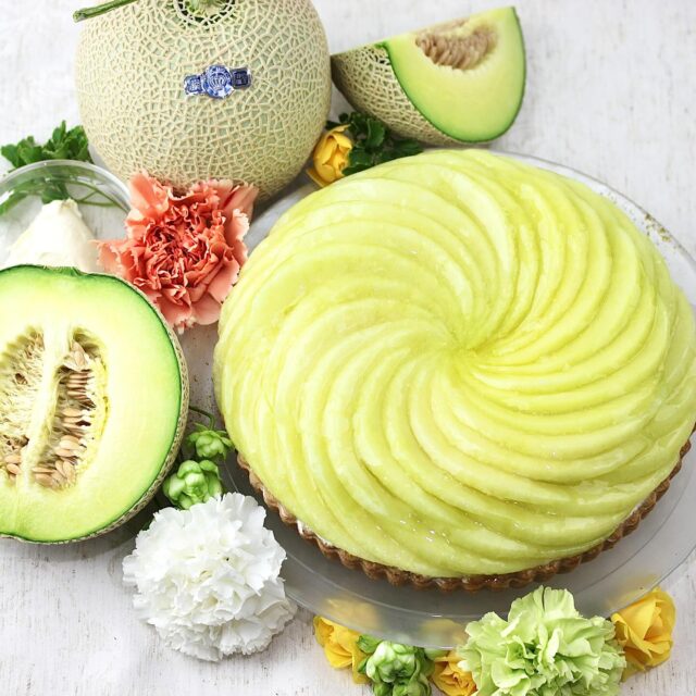 静岡県産クラウンメロンとダブルチーズのタルト🍈🧀
    カット 1,490円
    ホール24㎝ 14,159円
      18㎝ 8,586円
    （8%税込）
    過ごしやすかった気候から一変し、最近は暑い日が続きますね☀️
    季節の変化と共に当店の商品も少しずつ入れ替わり、夏タルトが続々と販売開始しています😋
    今回ご紹介するタルトは
    クッキー生地に、なめらかレアチーズと塩気が効いたベイクドチーズを重ね、一番上に香り、甘み、形、全てがNo. 1のメロンの王様と呼ばれているクラウンメロンを贅沢に飾り付けています🍈👑
    クラウンメロンは1つの木から1玉のメロンしか収穫しないので、全ての栄養分が1玉のメロンに注ぎ込まれているんです！👀✨
    贅沢な方法で育てられていて、
    メロンの王様と呼ばれるのも納得ですよね🙂‍↕️
    最高級のクラウンメロンが
    当店自家製のレアチーズ、ベイクドチーズと合わさることでさらに贅沢な味に仕上がっており、甘みと塩味のバランスが絶妙で…やみつきになること間違いなしです🤤
    静岡県産クラウンメロンのジューシーな果肉、香り、甘みとチーズの組み合わせをぜひ味わってみてください♪
    ご予約やお取り置きは、
    DM、LINE、お電話、店頭で承っております！
    _ _ _ _ _ _ _ _ _ _ _
    住所:〒594-0081
    大阪府和泉市葛の葉町3丁目3-11（アオイ農園内）
    営業時間:10:00〜21:00
    電話番号:0725-58-6128
    その他ホームページやSNSは、Instagramトップのリンクからご覧くださいませ♪
    _ _ _ _ _ _ _ _ _ _ _
    #lumiereduciel #リュミエールドシエル #フルーツタルト専門店 #フルーツタルト #タルト #タルト専門店 #和泉市ケーキ #アオイ農園 #くだもの王国アオイ農園 #フルーツ #果物 #季節のフルーツタルト #旬のフルーツ #季節の果物 #メロン #クラウンメロン #静岡県産 #静岡県産クラウンメロン #メロンケーキ #メロンタルト #メロンスイーツ #レアチーズ #ベイクドチーズ #大阪ケーキ #タルト好き #プレゼント #お持ち帰りスイーツ #ご褒美ケーキ #メロン好き #贅沢なひととき