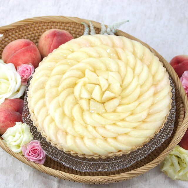桃のタルト🍑
    カット 1,210円
    ホール24㎝ 11,491円
      18㎝ 6,372円
    （8％税込）
    あっというまに苺の季節が過ぎてしまいましたね💦
    今季もたくさんのお客様にご愛願いただき誠にありがとうございました🍓♡
    赤一色だったショーケースはがらっと雰囲気が変わり、
    夏を感じさせる商品が続々登場しています✨
    その中でも毎年大人気な桃のタルト🍑今年も販売が開始しております💕
    桃と言えば甘く芳醇な香りと歯切れの良い果肉、そしてなんと言ってもジュースのように溢れ出る果汁🤤🍑
    土台はシンプルにパイ生地、自家製カスタード、
    スポンジケーキで構成されていますが、したたる果汁によってその全てに桃の風味が付いていると錯覚するほど、、😳
    主役の桃は食べ頃になるまで管理し、その１つ１つを使用する前に味見、厳選した上で甘い桃だけをタルトに飾っています✨
    桃の果肉の色は真っ白なものやピンクがかったものなど時期や品種によって移り変わりますが、どの品種も可愛らしく贈り物にぴったり🩷
    ぜひ当店の桃のタルトで夏の始まりを感じてくださいね🌻
    _ _ _ _ _ _ _ _ _ _ _
    住所:〒594-0081
    大阪府和泉市葛の葉町3丁目3-11（アオイ農園内）
    営業時間:10:00〜21:00
    電話番号:0725-58-6128
    その他ホームページやSNSは、Instagramトップのリンクからご覧くださいませ♪
    _ _ _ _ _ _ _ _ _ _ _
    #lumiereduciel #リュミエールドシエル #フルーツタルト専門店 #タルト #タルト専門店 #和泉市ケーキ #アオイ農園 #くだもの王国アオイ農園 #フルーツ #果物 #桃 #桃のケーキ #桃のタルト #桃スイーツ #桃タルト #桃ケーキ #カスタード #カスタードクリーム #季節のフルーツ #フルーツケーキ #タルトケーキ #和泉市カフェ巡り #誕生日ケーキ #人気商品 #お持ち帰りスイーツ #贈り物 #プレゼント #旬のフルーツ #洋菓子 #オススメ